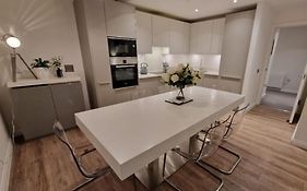 Modern Apartment, Sleeps 6, Belfast City Centre